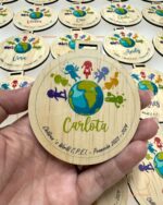 MEDALLAS QUE TIERNO LAS PALMAS COLEGIO FIN DE CURSO MADERA PERSONALIZADO GRABADO LASER COLOR CANARIAS