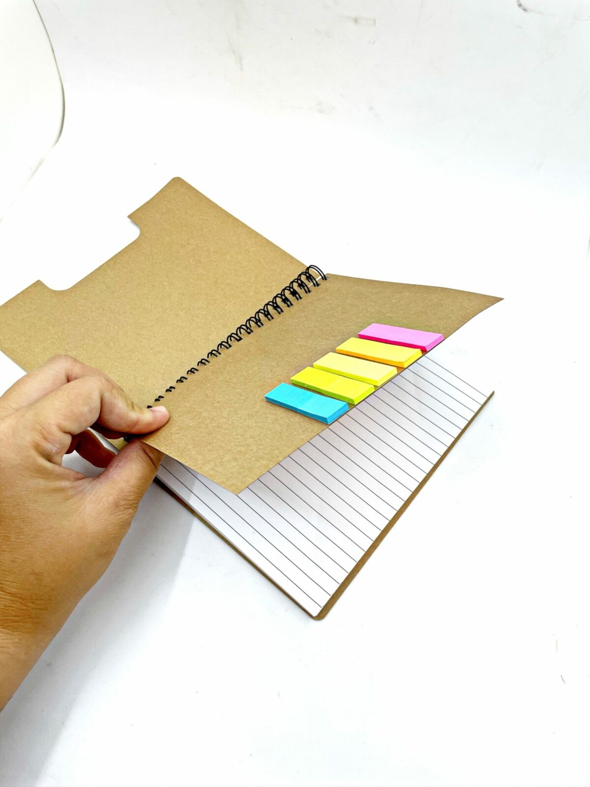 Libreta tapa blanda con notas adhesivas de colores