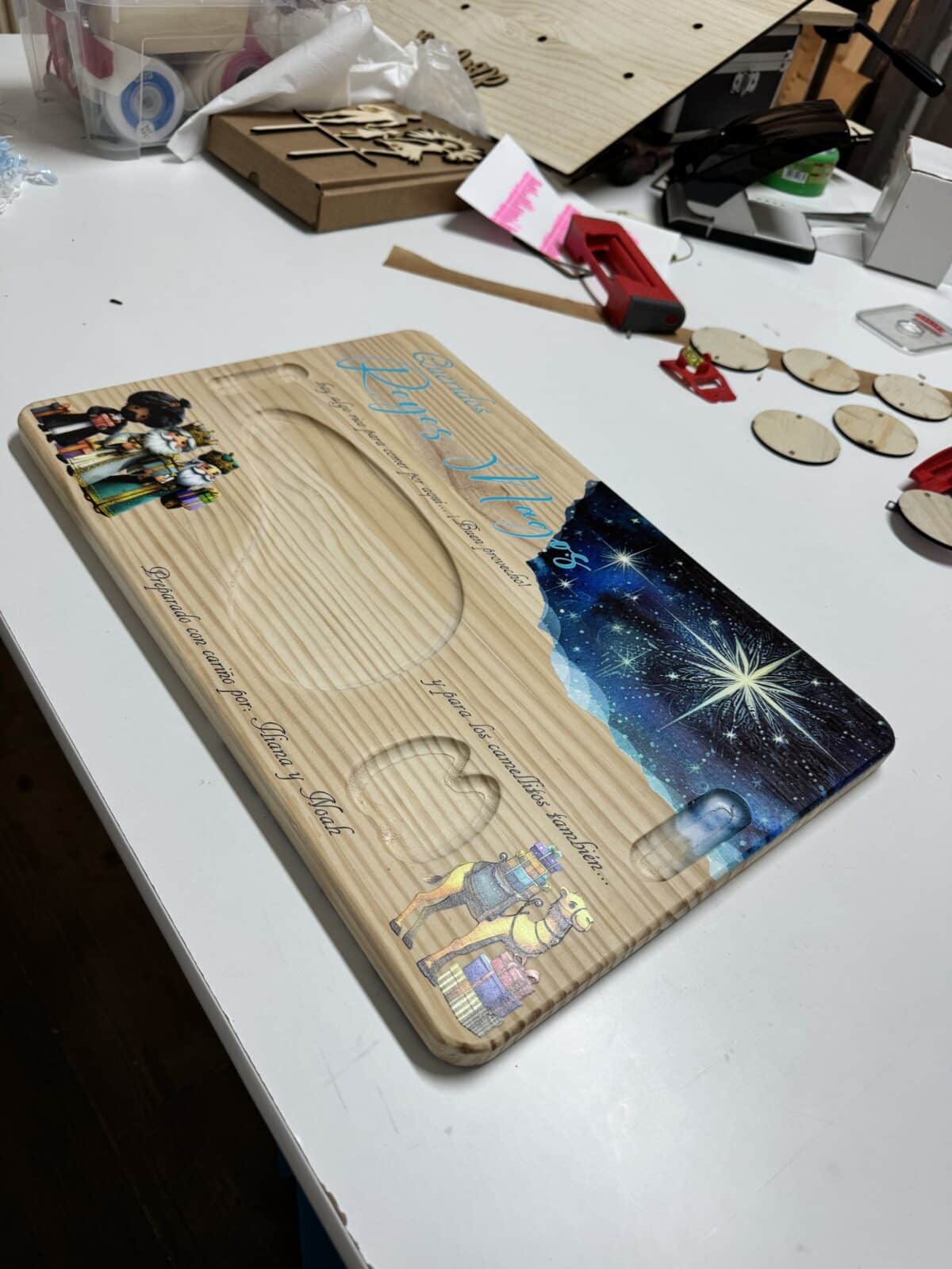 BANDEJA MAGICA NAVIDEÑA REYES MAGOS PAPA NOEL QUE TIERNO CANARIAS MADERA A COLOR LAS PALMAS MAGIA