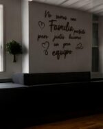 Frase No somos una FAMILIA perfecta pero juntos hacemos un gran EQUIPO QUE TIERNO CANARIAS LAS PALMAS MADERA METACRILATO CORTE Y GRABADO LASER