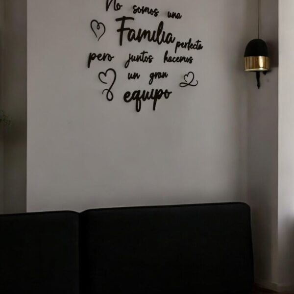 Frase No somos una FAMILIA perfecta pero juntos hacemos un gran EQUIPO QUE TIERNO CANARIAS LAS PALMAS MADERA METACRILATO CORTE Y GRABADO LASER