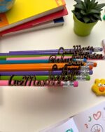 LAPICES CON NOMBRE EN MADERA DE COLORES PERSONALIZADOS QUE TIERNO LAS PALMAS CANARIAS MADERA FIN DE CURSO PROFE ALUMNADO REGALO