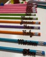 LAPICES CON NOMBRE EN MADERA DE COLORES PERSONALIZADOS QUE TIERNO LAS PALMAS CANARIAS MADERA FIN DE CURSO PROFE ALUMNADO REGALO